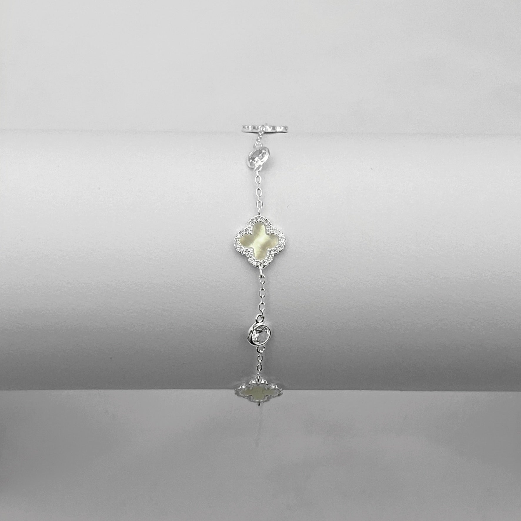 Pulseira Trevos em Madreperolas Intercalados com Pontos de Luz