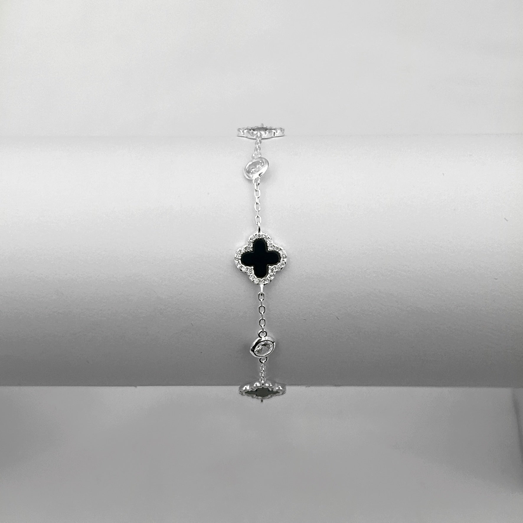 Pulseira Trevos em Pedra Onix Intercalados com Pontos de Luz