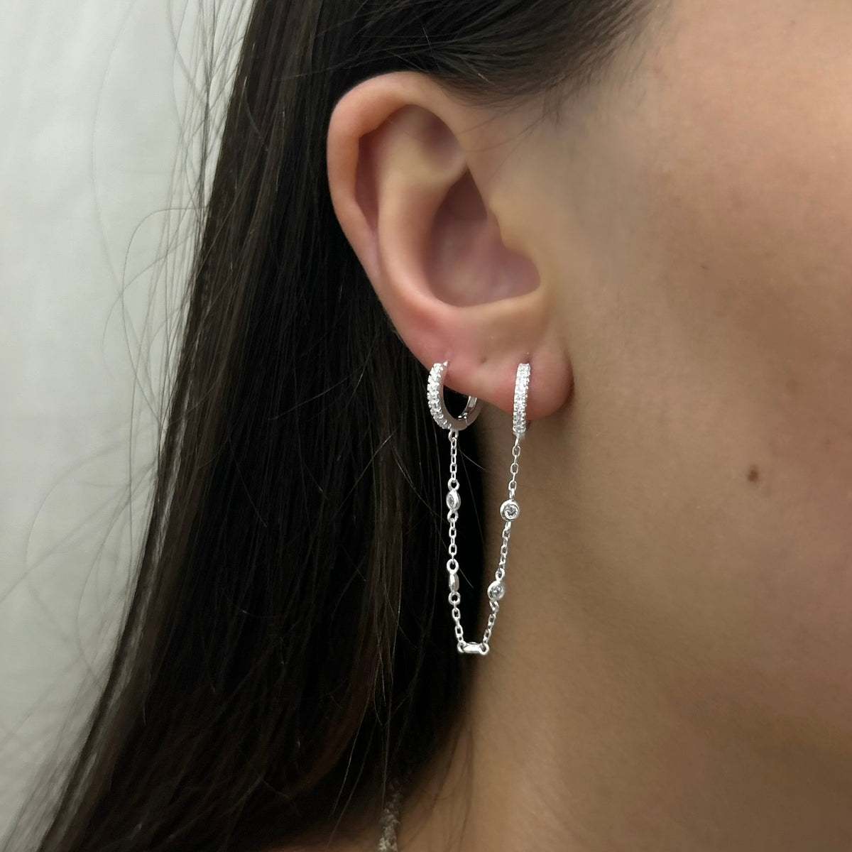 Argola Cravejada Dupla (Apenas um Lado) + Corrente com Pontos de Luz Intercalados Pendurada
