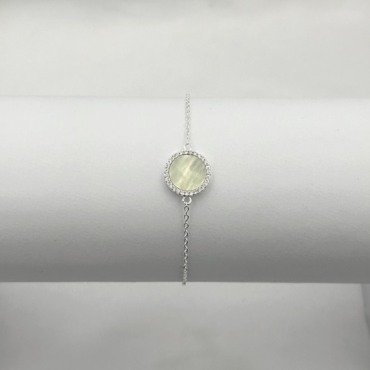 Pulseira Madreperola Redonda Central Cravejada