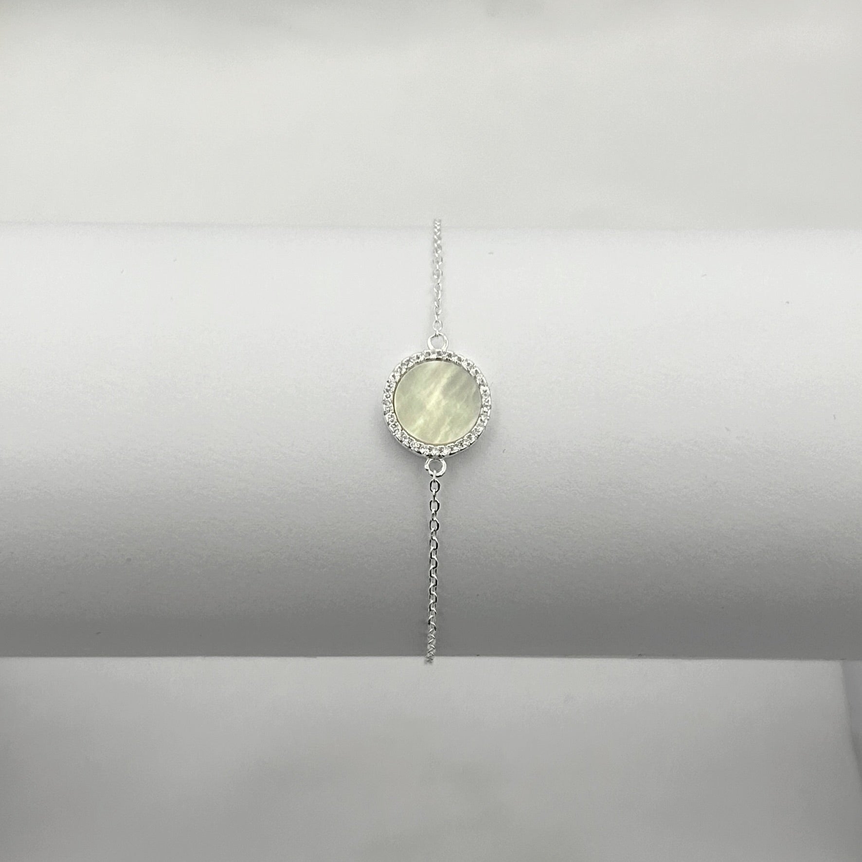 Pulseira Madreperola Redonda Central Cravejada