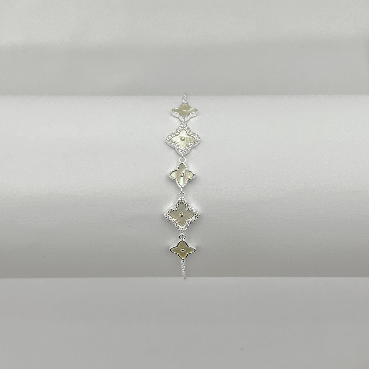 Pulseira Trevos em Madreperola Liso/Cravejado