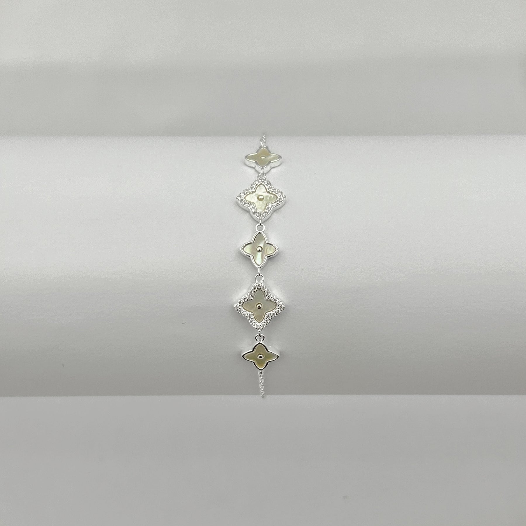 Pulseira Trevos em Madreperola Liso/Cravejado
