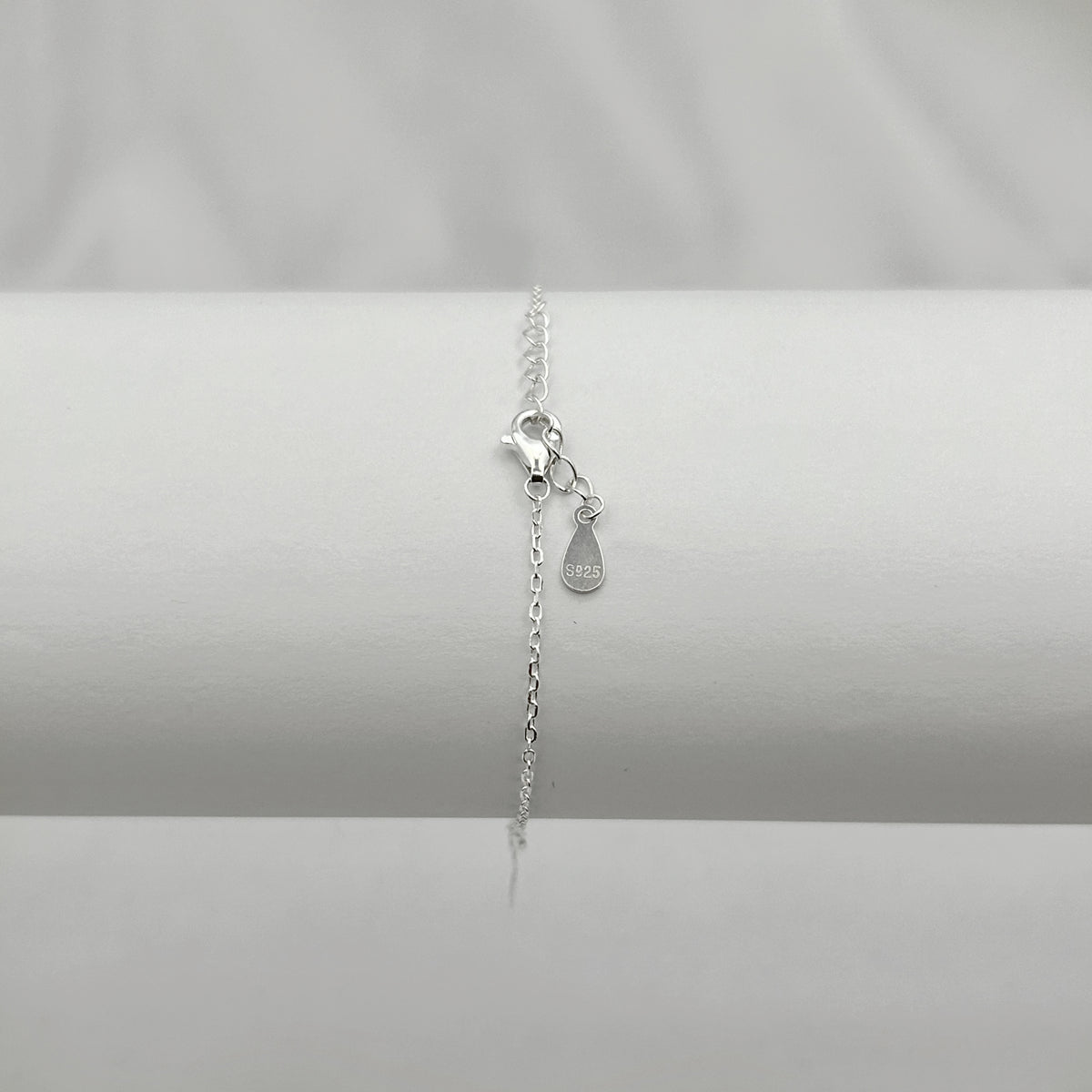 Pulseira em Elos com Pingentes Pendurados