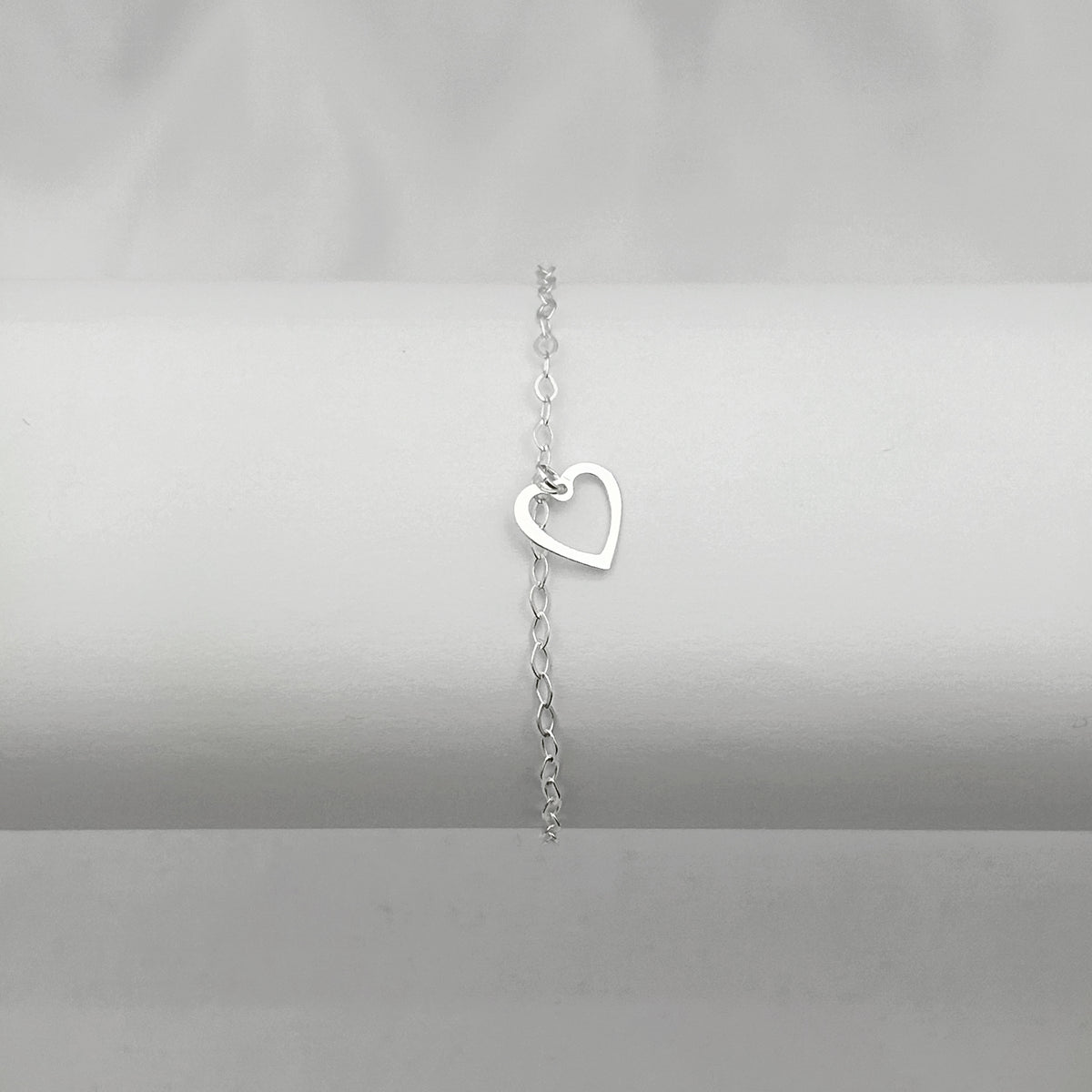 Pulseira com Coração Vazado Liso Pendurado