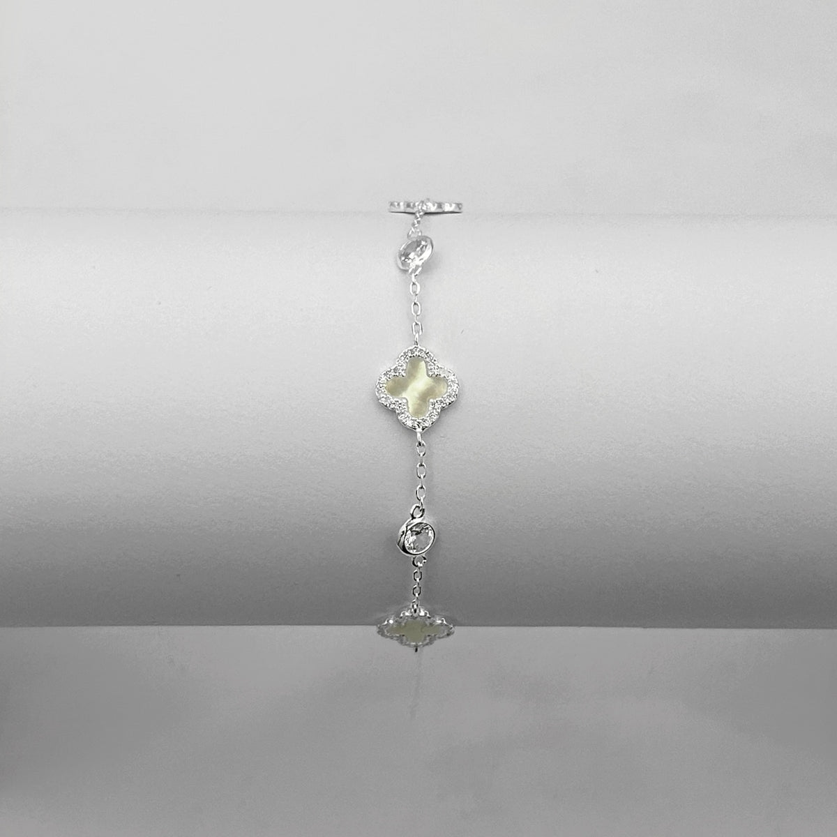 Pulseira Trevos em Madreperolas Intercalados com Pontos de Luz