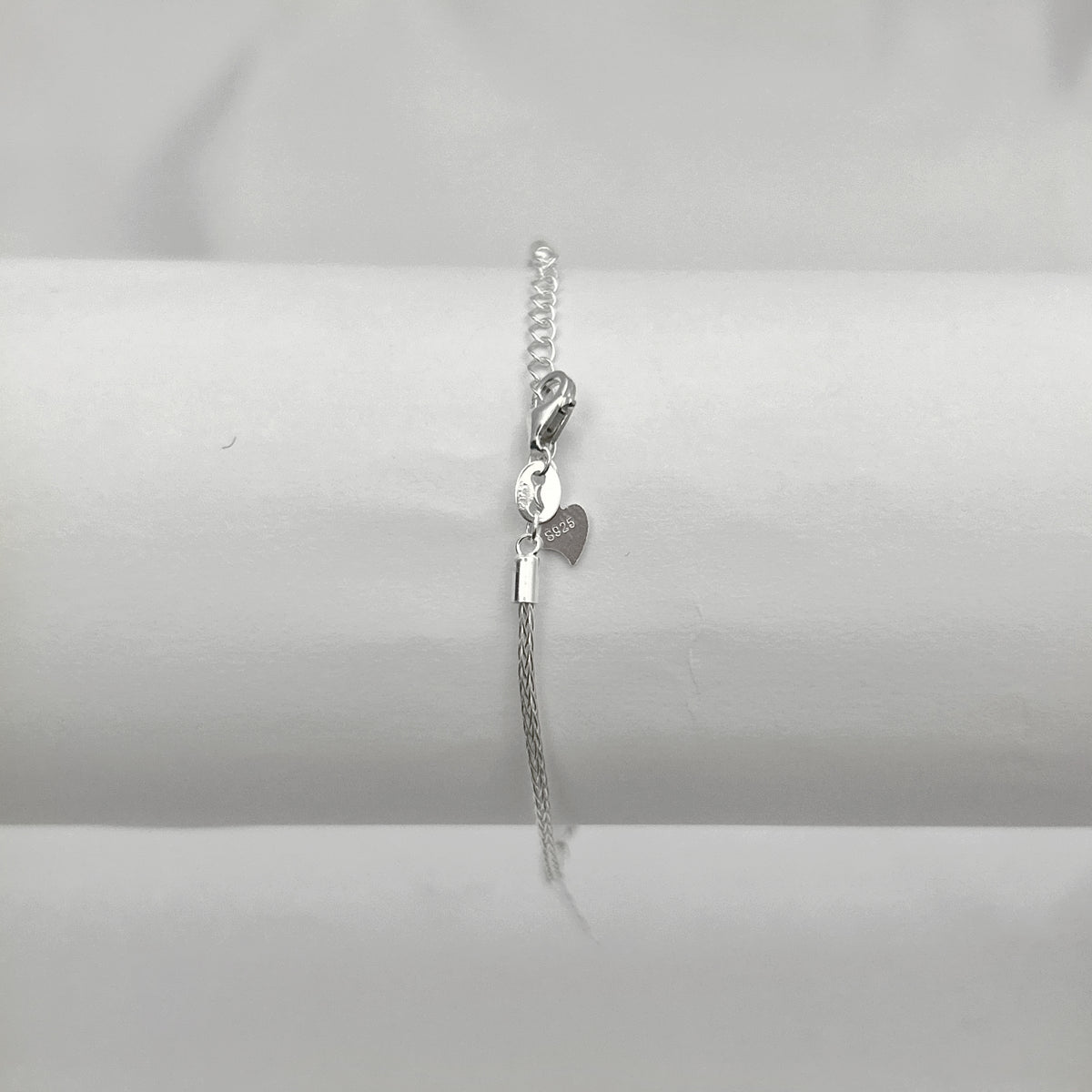 Pulseira Fio Especial + Bolinhas com Coração Cravejado Pendurado