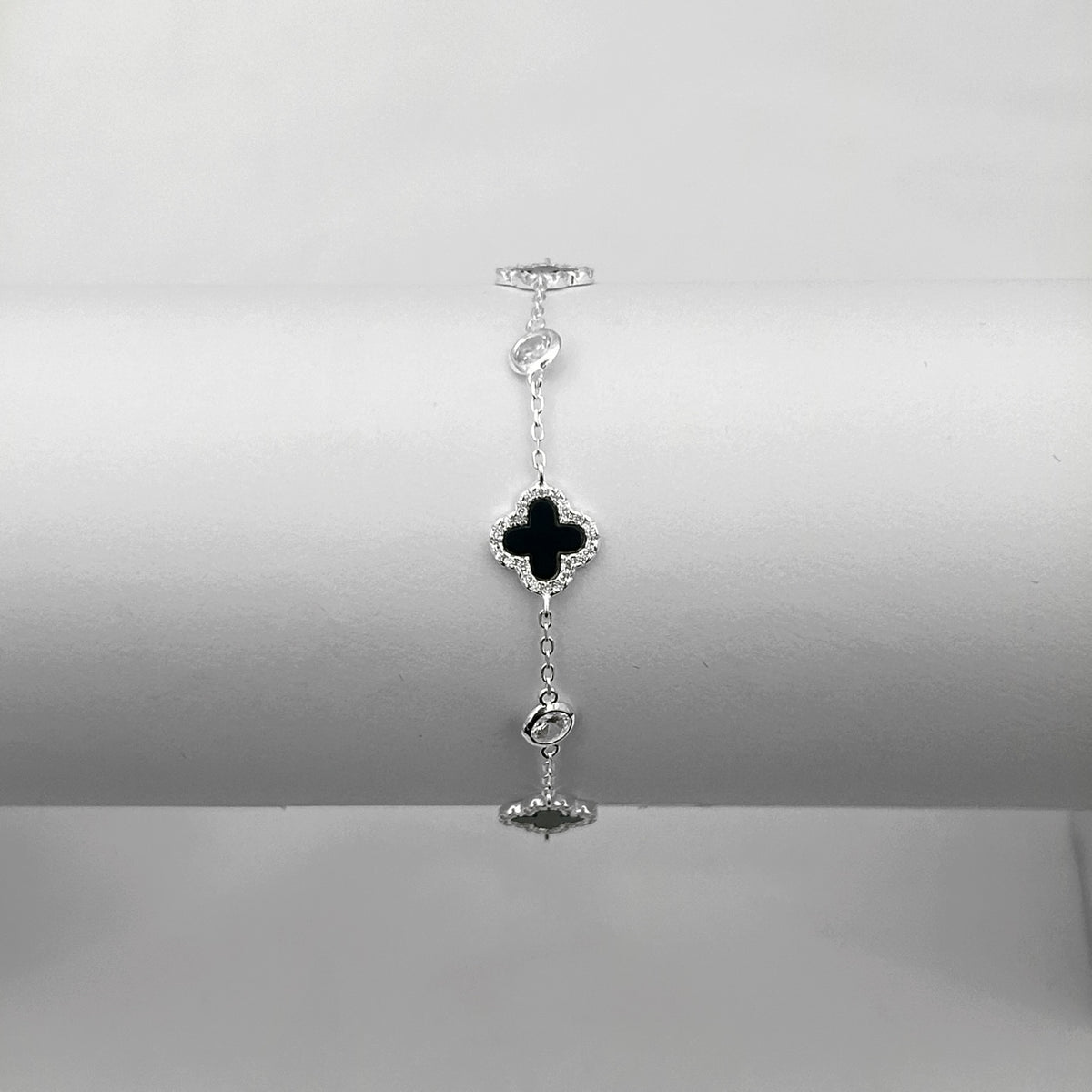 Pulseira Trevos em Pedra Onix Intercalados com Pontos de Luz
