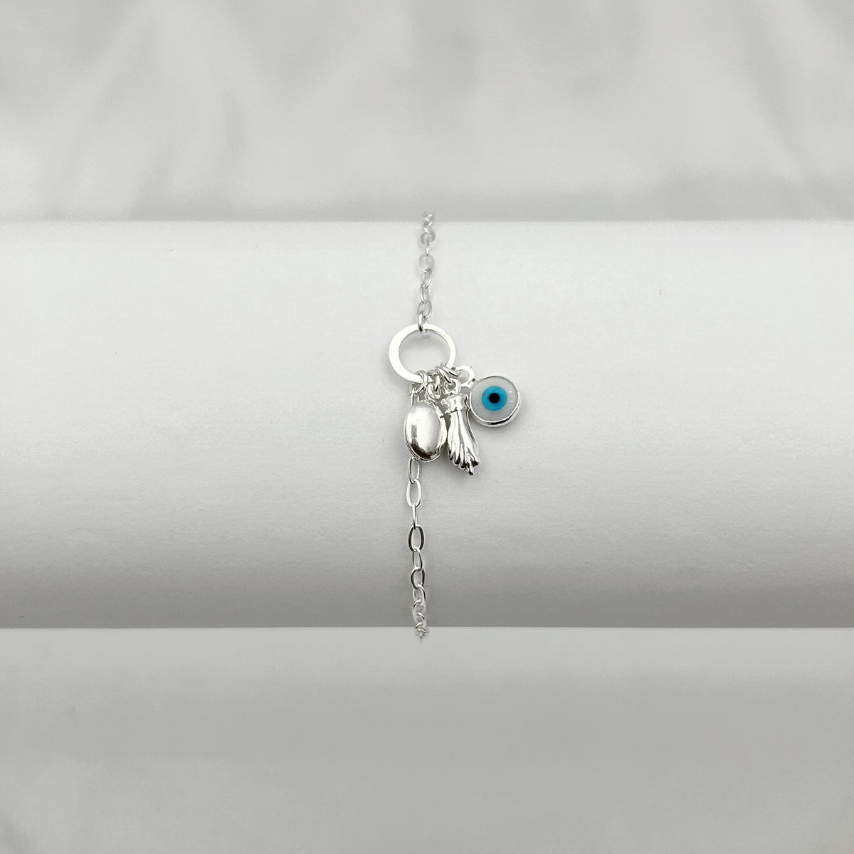 Pulseira em Elos com Pingentes Pendurados